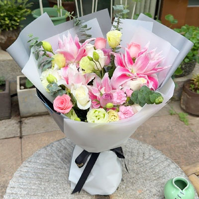 淄博9朵玫瑰混搭百合，爱恋纯真无邪